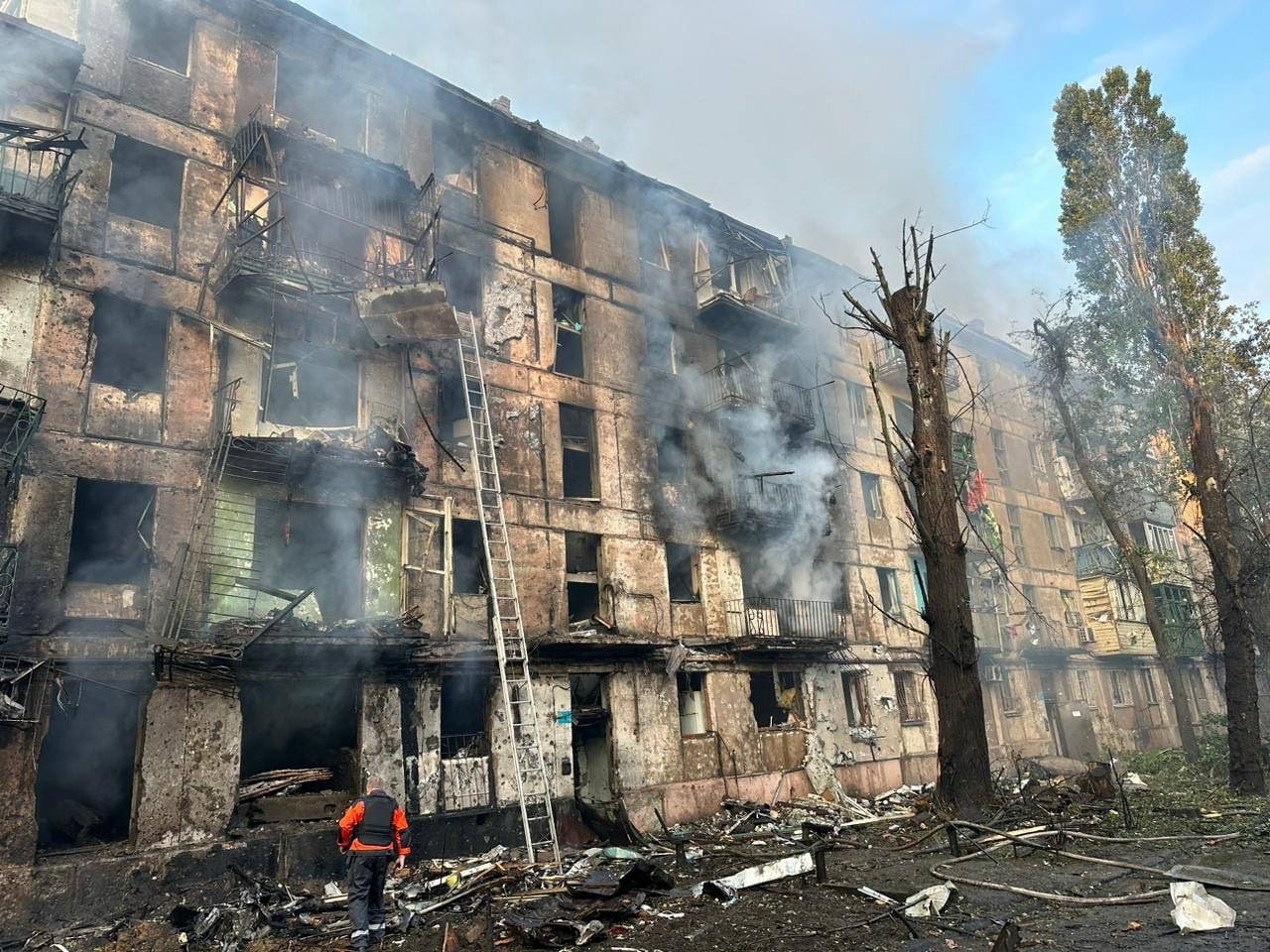Misiles rusos impactaron contra el edificio residencial en Kryvyi Rih, región de Dnipropetrovsk, Ucrania, este 13 de junio de 2023 (REUTERS)