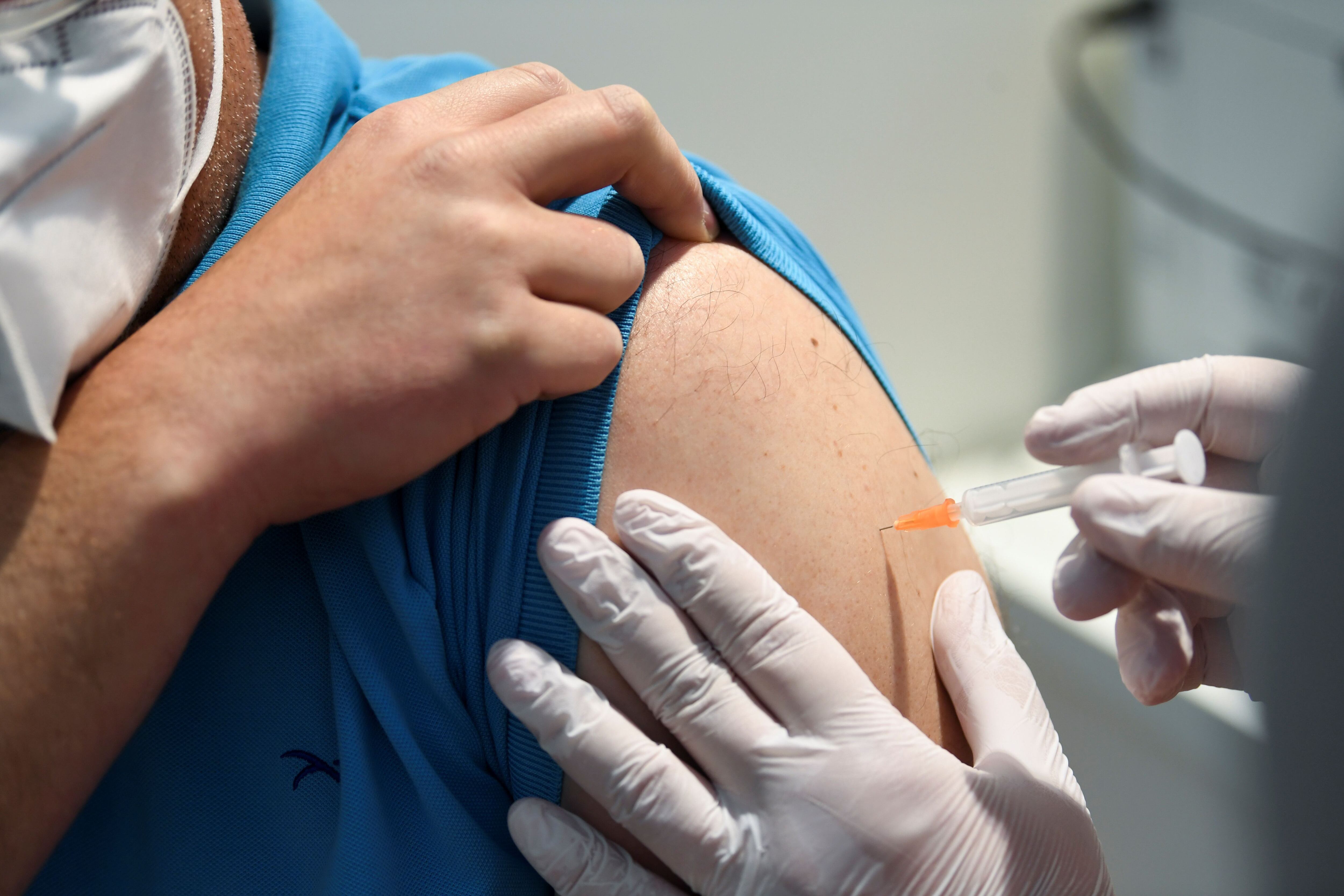 El ritmo de vacunación mundial ha bajado, especialmente en los países ricos que ven también a la par el crecimiento de contagios por COVID a causa de las nuevas variantes (REUTERS/Andreas Gebert)