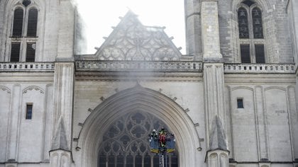 El gran órgano quedó destruido (Sebastien SALOM-GOMIS / AFP)