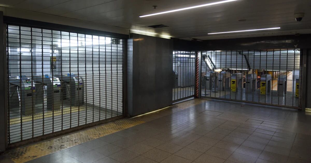 After the murder of a policeman in the Retiro, all metro lines announced a strike until midnight