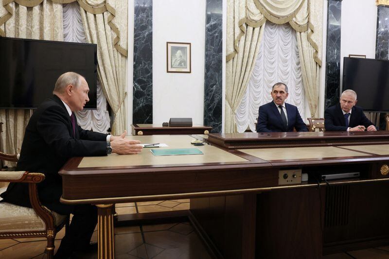 El presidente ruso, Vladimir Putin, se reúne con el comandante del grupo mercenario Wagner, Andrei Troshev, y el viceministro de Defensa, Yunus-Bek Yevkurov, en Moscú (via Reuters)