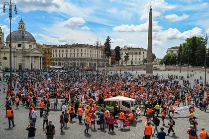 Los "chalecos naranja" reunidos este martes en la Piazza del Popolo de Roma. (Vincenzo PINTO / AFP)