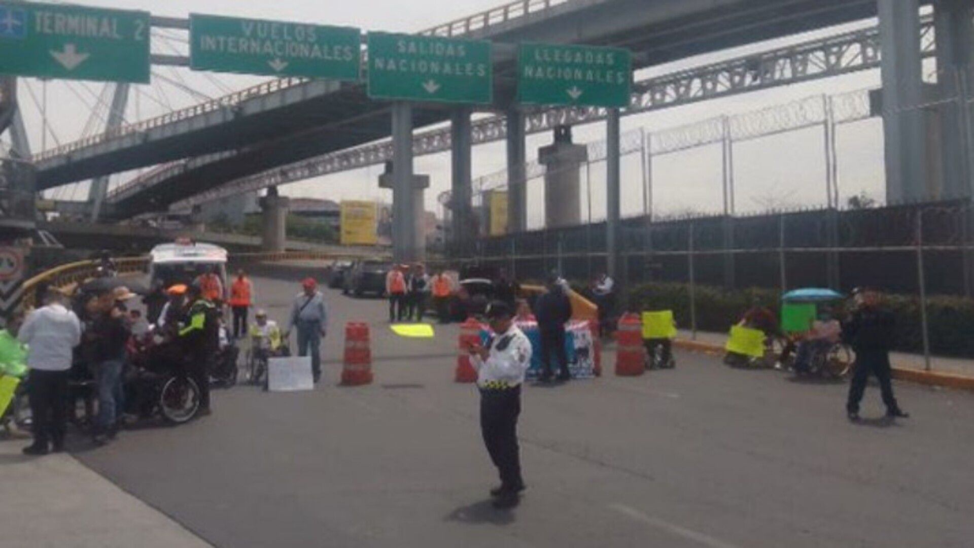 Bloquean acceso a la Terminal 1 del Aeropuerto Internacional de la Ciudad de México. Foto; Twitter, @OVIALCDMX
