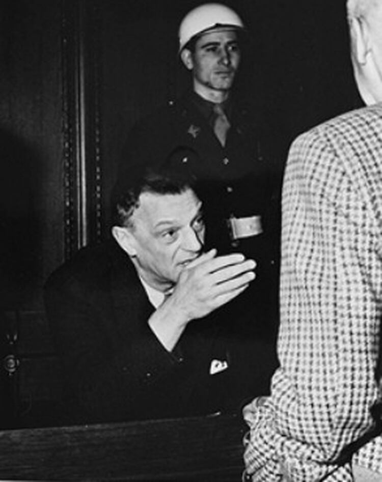 Arthur Seyss-Inquart habla con Wilhelm Frick durante el juicio de Nuremberg