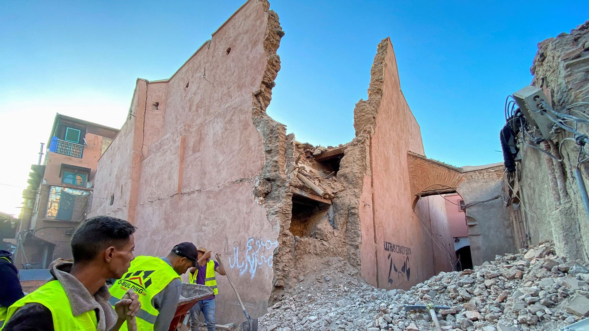 Varias personas trabajan junto a los daños causados en la histórica ciudad de Marrakech el 9 de septiembre de 2023 (REUTERS/Abdelhak Balhaki)
