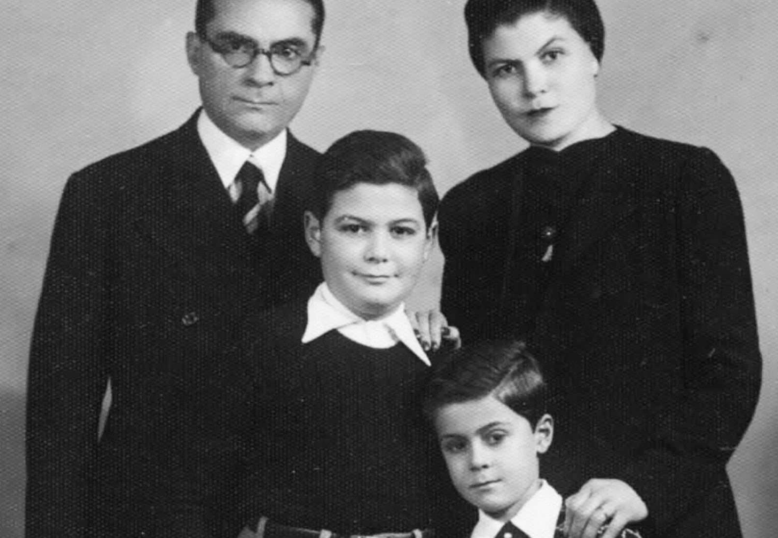 La familia Ángel en Salónica, Grecia, antes de la guerra: Isaac, Ida y sus dos hijos, de los que sólo sobrevivió el mayor. (Yad Vashem)