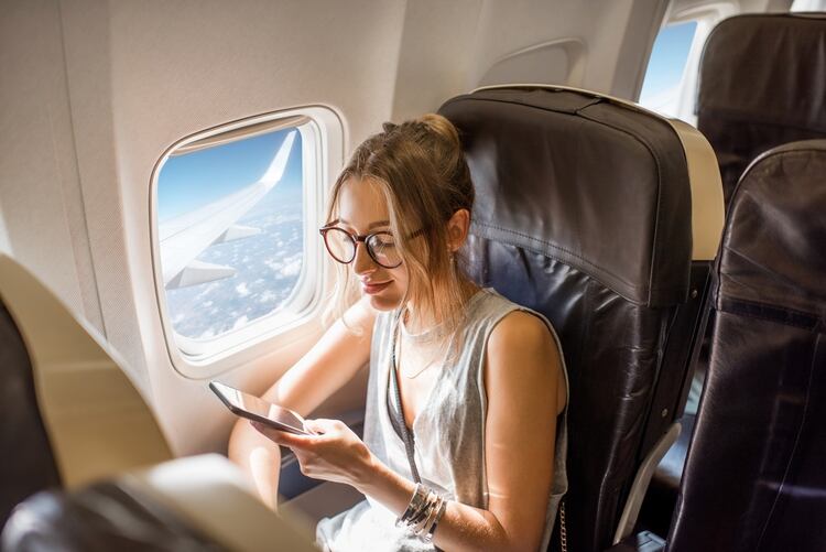 Algunas aerolíneas apuestan a que el entretenimiento esté en los celulares (shutterstock.com)