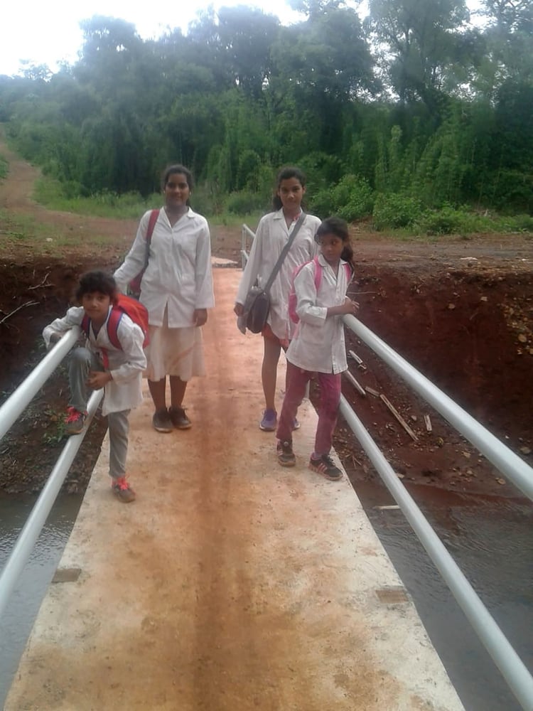 Cuatro hermanas de la familia Andrade, sobre el puente, en su camino hacia la escuela Don Ceferino