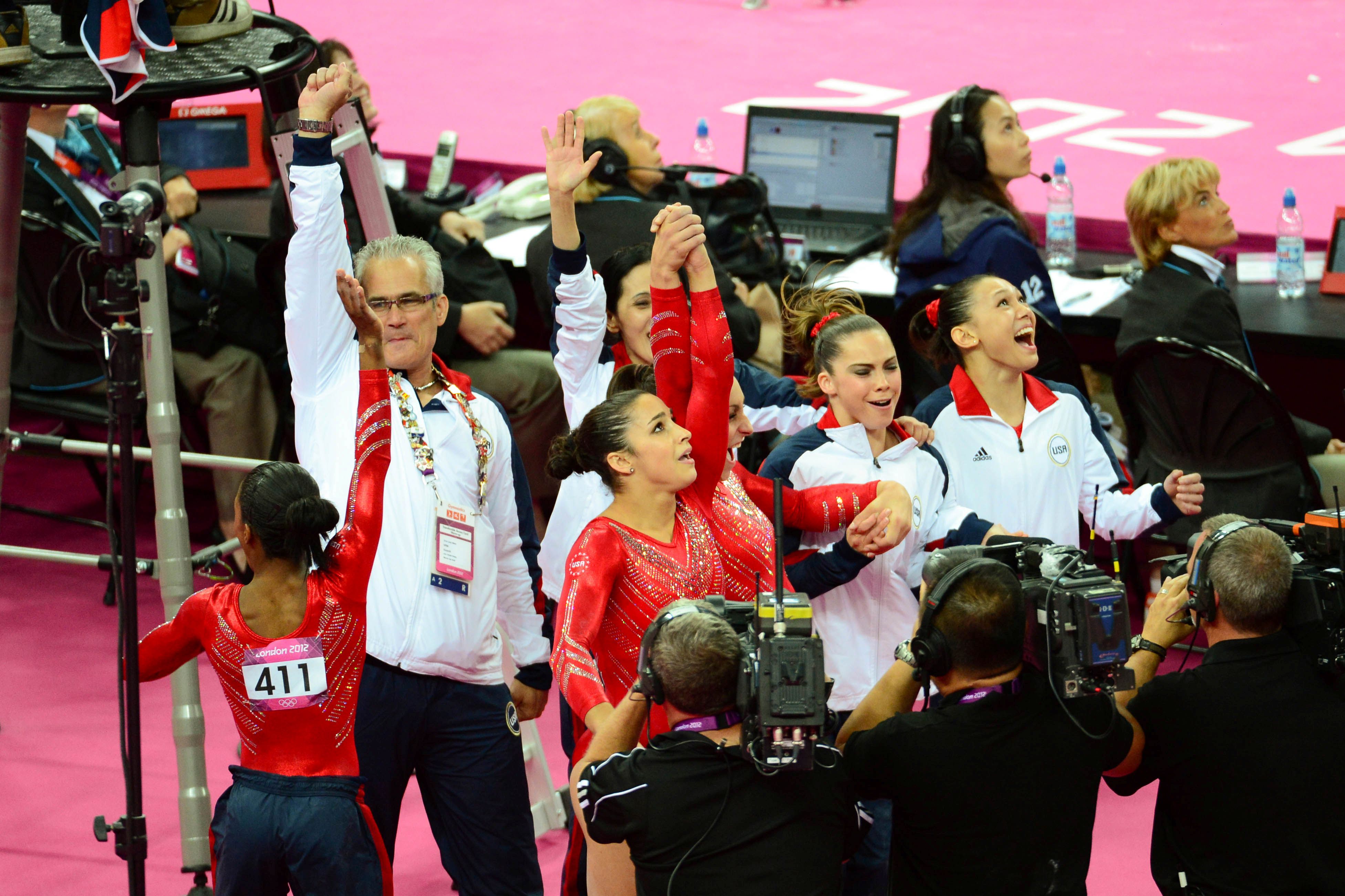  John Geddert junto al equipo de gimnasia estadounidense en Londres 2012 (Reuters)