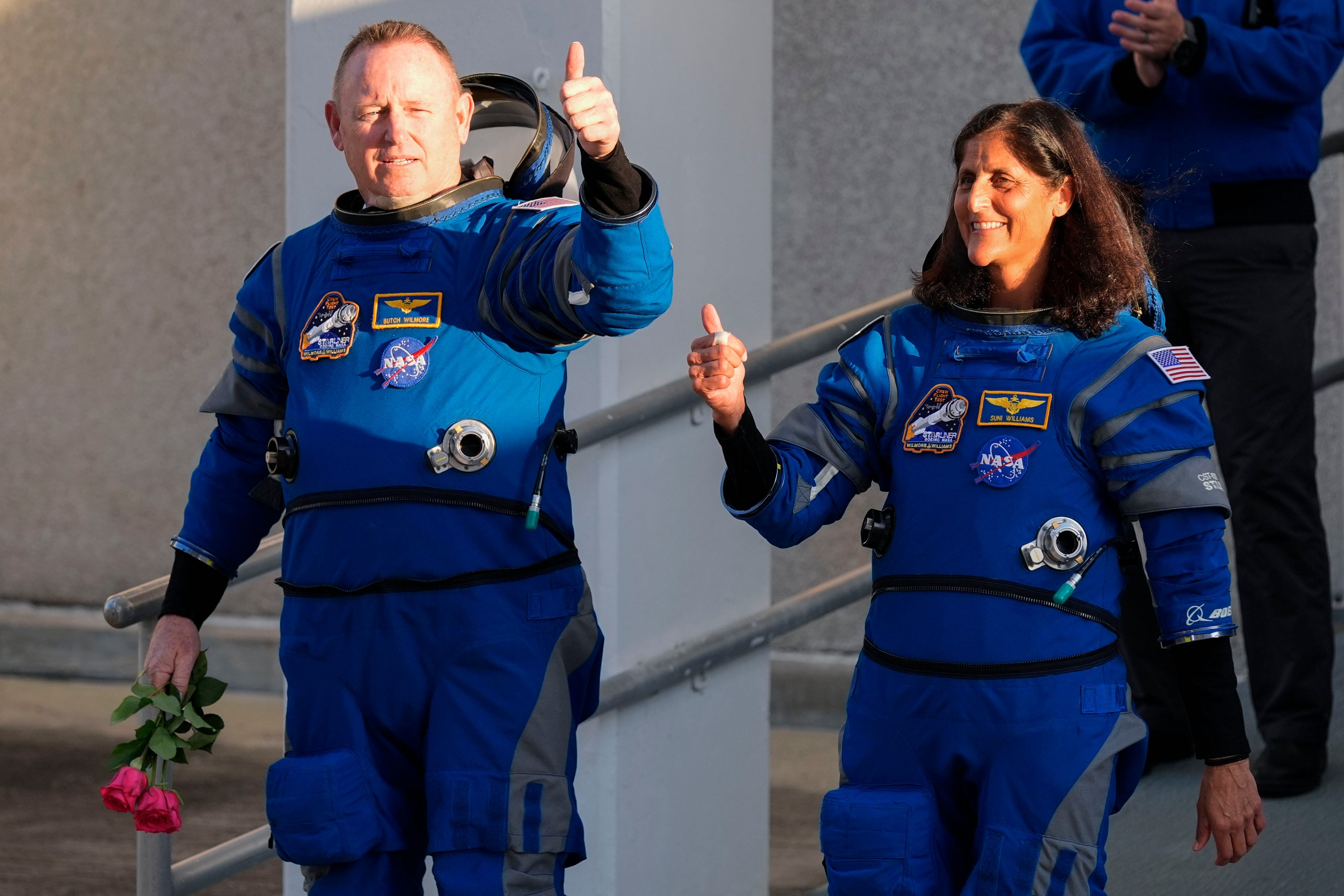 Los astronautas de la NASA Butch Wilmore, a la izquierda, y Suni Williams, salieron del edificio de operaciones rumbo al Complejo de Lanzamiento Espacial 41 para abordar la cápsula Starliner (AP/John Raoux)