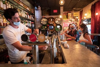 Clientes con mascarilla en un bar de Tel Aviv (REUTERS/Amir Cohen)