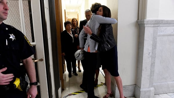 Andrea Constand junto con Janice Dickinson, otra de las víctimas (Reuters)
