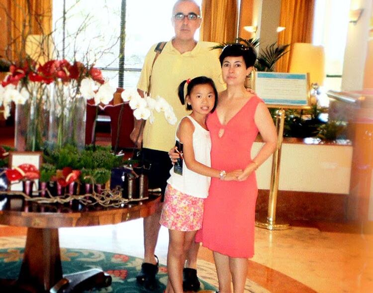 Los padres de la mujer empezaron a insistirles con la adopción. Querían ser abuelos. Finalmente en 2001 viajaron a China a buscar a su hija. Tenía nueve meses y se llamaba Yong Fang. Ellos se enamoraron de la bebé, le pusieron de nombre Asunta y volvieron los tres felices a España (Imagen Antena 3)