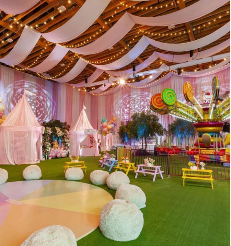 Para el cumpleaños de su hija, la multimillonaria recreó un parque de atracciones(Foto: Instagram @KylieJenner)