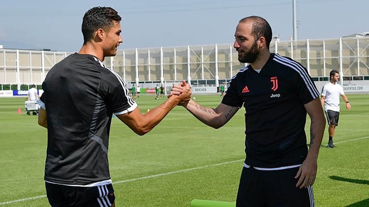Gonzalo Higuaín se entrena junto a sus compañeros en Juventus, pero la dirigencia le busca un nuevo destino
