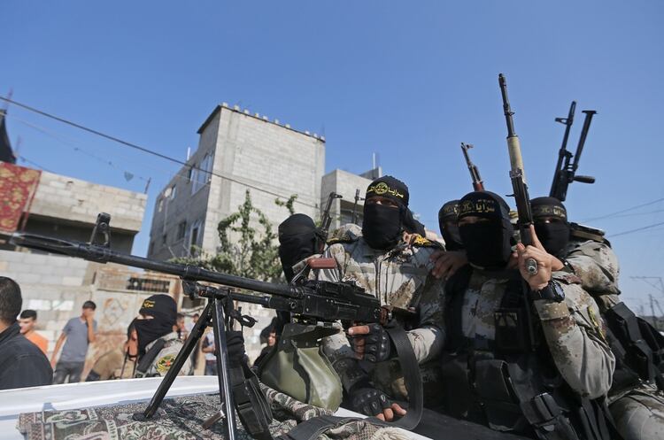 Milicianos de la Jihad Islámica patrullan la Franja de Gaza durante el funeral de uno de sus líderes (REUTERS/Ibraheem Abu Mustafa)