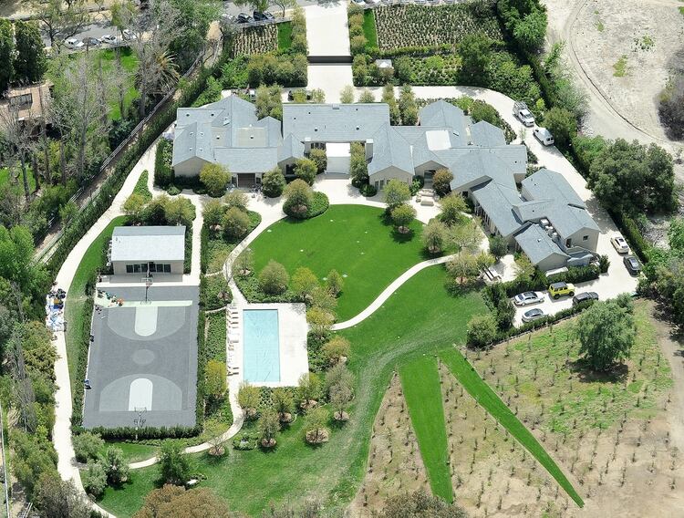 Kim Kardashian y Kanye West. con sus cuatro hijos pasan la cuarentena en su residencia en la comunidad de Calabasas, en el sur de California. Después de gastar USD 20 millones en la renovación, incluida la ampliación de la vivienda, la propiedad fue tasada en USD 60 millones (Grosby Group) 