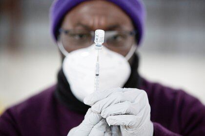 Un trabajador sanitario aplica una vacuna en un centro de vacunación en Ridgefield, Washington (REUTERS/Alisha Jucevic)