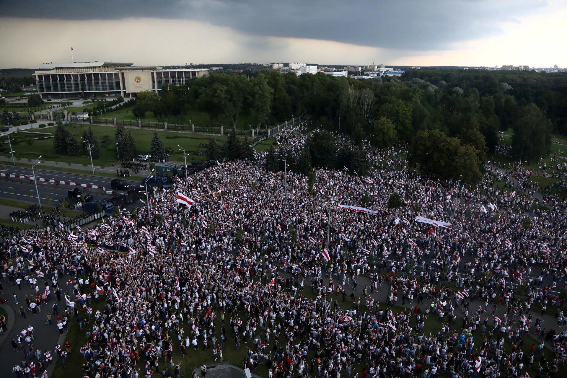 Partidarios de la oposición participan en un mitin contra los resultados de las elecciones presidenciales cerca del Palacio de la Independencia en Minsk, Bielorrusia, el 30 de agosto de 2020. Tut.By vía REUTERS