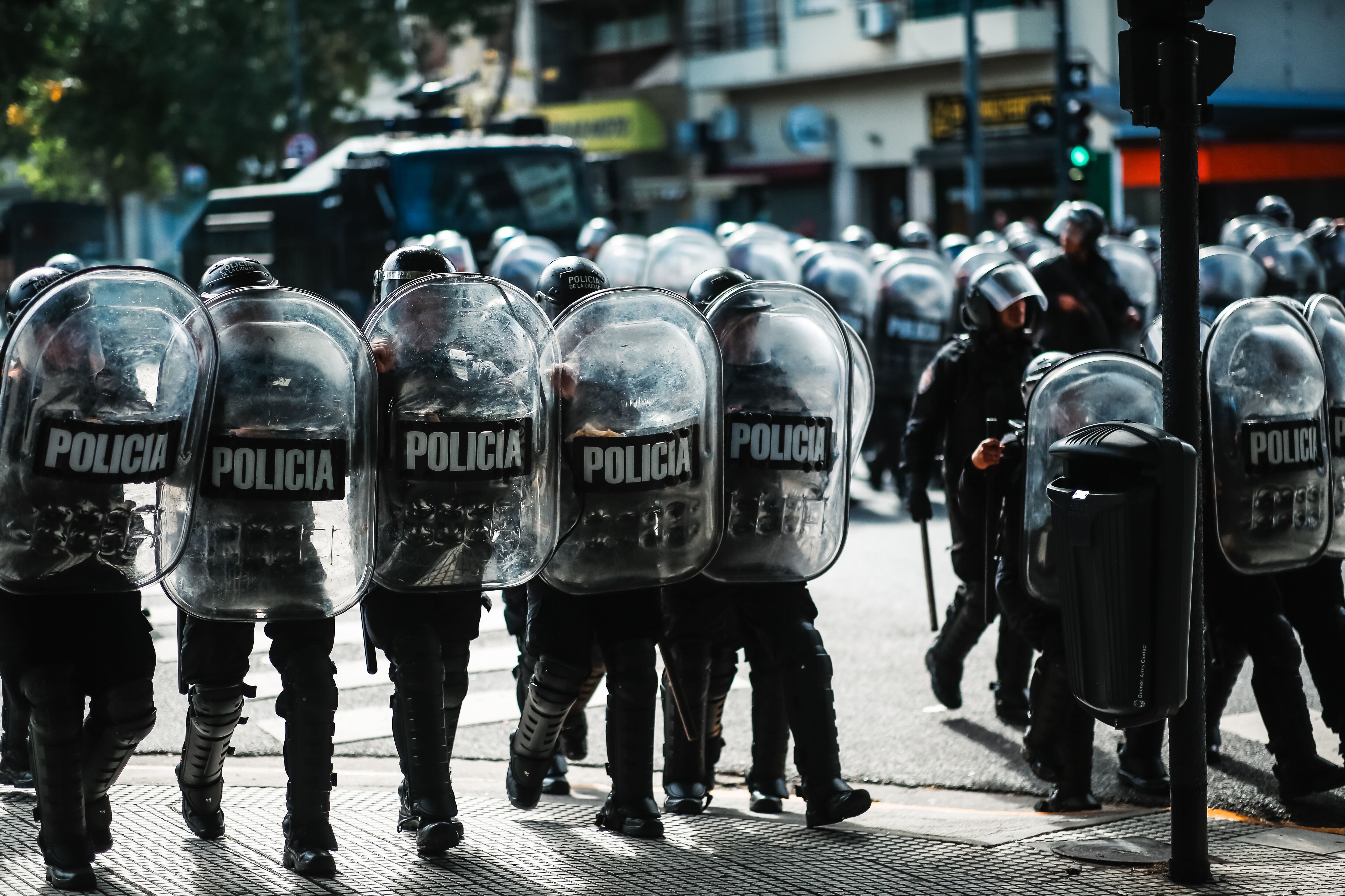 Agentes policiales durante una manifestación en contra de las medidas de Milei
