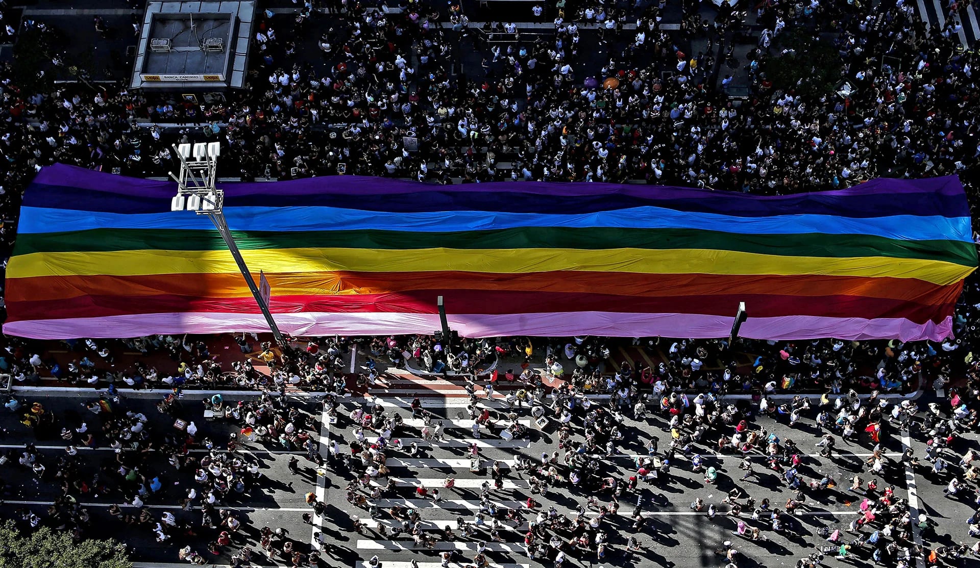 Bajo el eslogan “Independientemente de nuestras creencias, ninguna religión es ley. Todas y todos por un Estado laico”, los brasileños celebraron la 21ª edición del desfile, uno de los mayores del mundo en defensa de los derechos de la comunidad LGBT