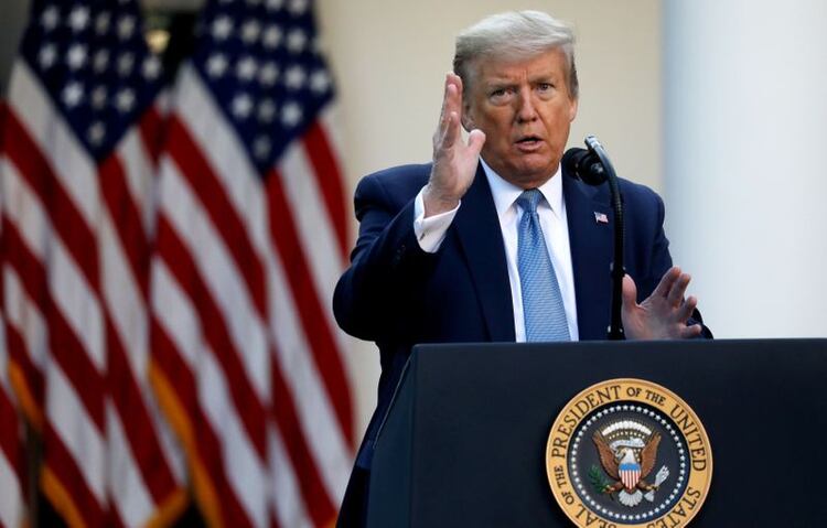 El presidente de Estados Unidos, Donald Trump, en una sesión informativa diaria de respuesta al coronavirus en la Casa Blanca. 15 abril 2020. REUTERS/Leah Millis