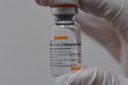 Las vacunas son la gran esperanza para frenar la pandemia (Foto: AFP)