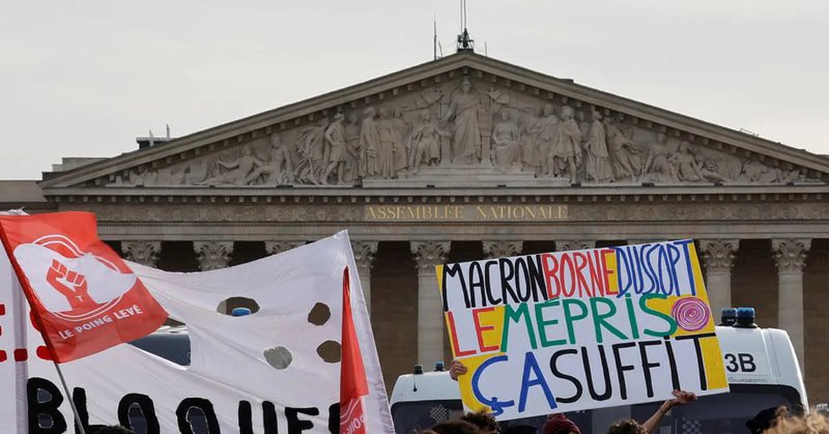 What will happen in France after Macron’s decree to impose his pension reform: massive demonstrations and motions of censure