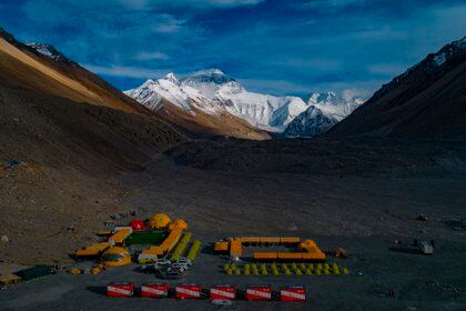 En esta imagen aérea publicada por la agencia de noticias Xinhua, el campamento base del monte Qomolangma, también llamado Everest, el 25 de mayo de 2020. (Purbu Zhaxi/Xinhua via AP)