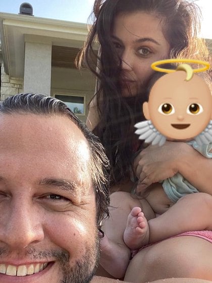 La nueva imagen del pequeño con sus padres  (Foto: Instagram@carolyn121212)