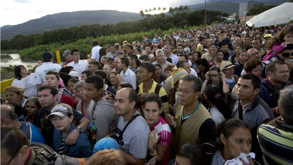 Más de 120.000 venezolanos cruzaron el domingo para abastecerse en Colombia