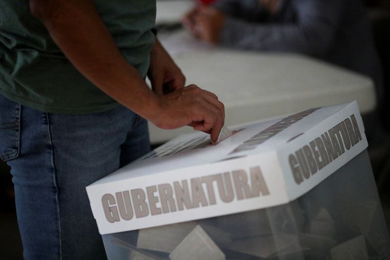 Una persona emite su voto durante la jornada electoral para gobernador del Estado de México, en Toluca, México. 4 de junio de 2023. REUTERS/Henry Romero