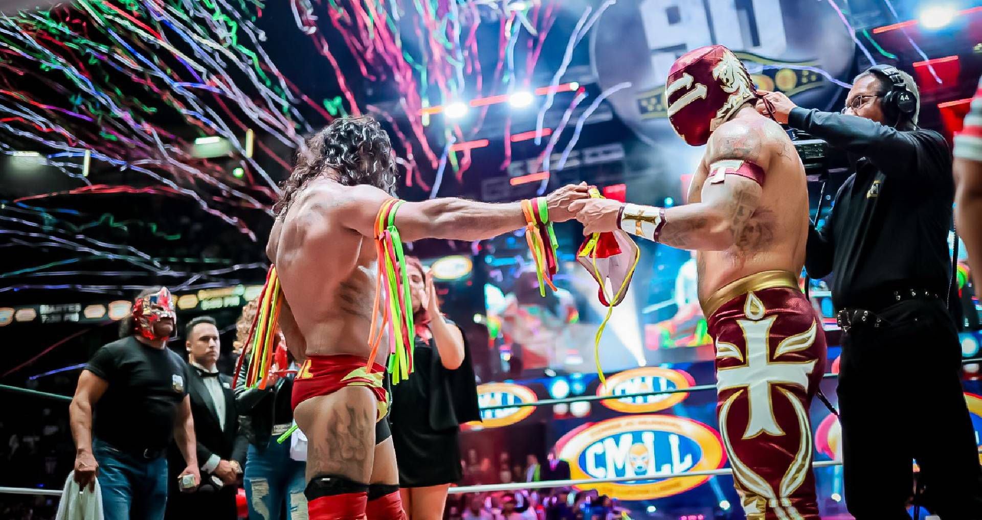 En un a lucha Máscara vs Máscara, Templario logró revelar la identidad de Dragón Rojo Jr. 
Foto: TW CMLL