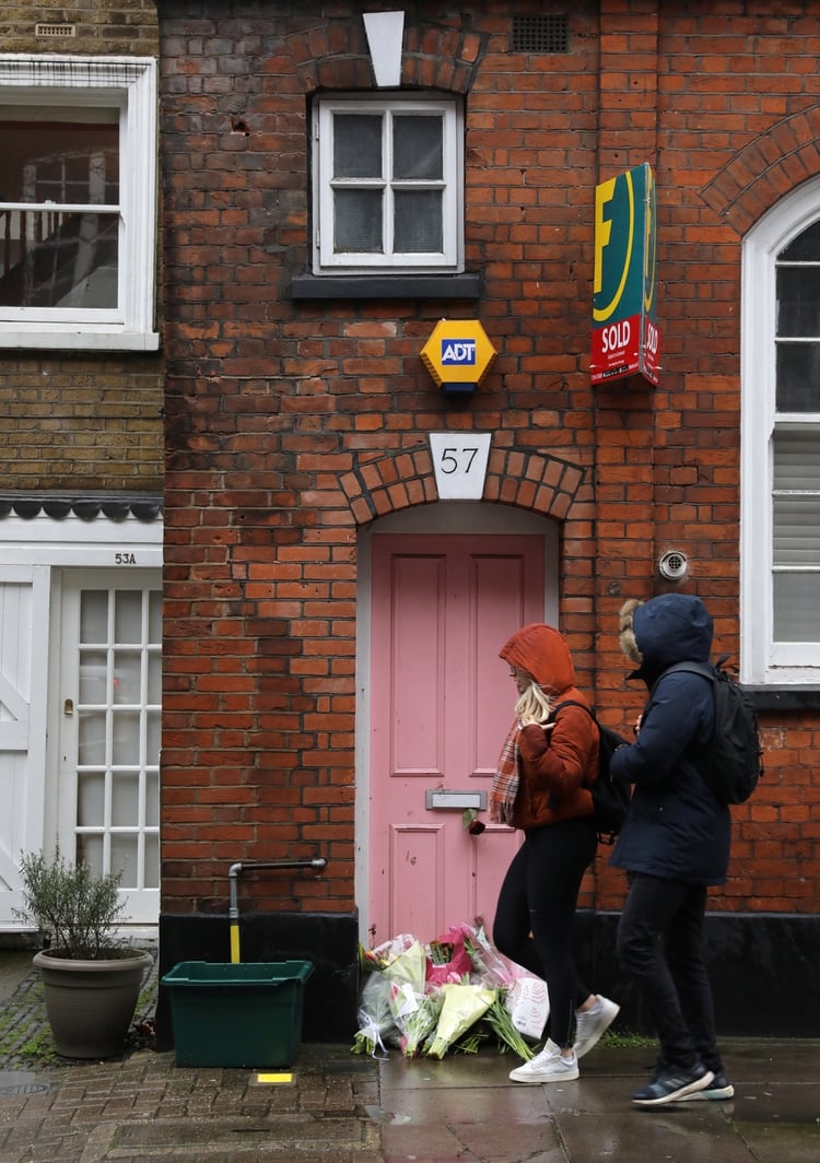 Los fanáticos dejaron flores en la puerta de la casa de Caroline Flack REUTERS/Simon Dawson