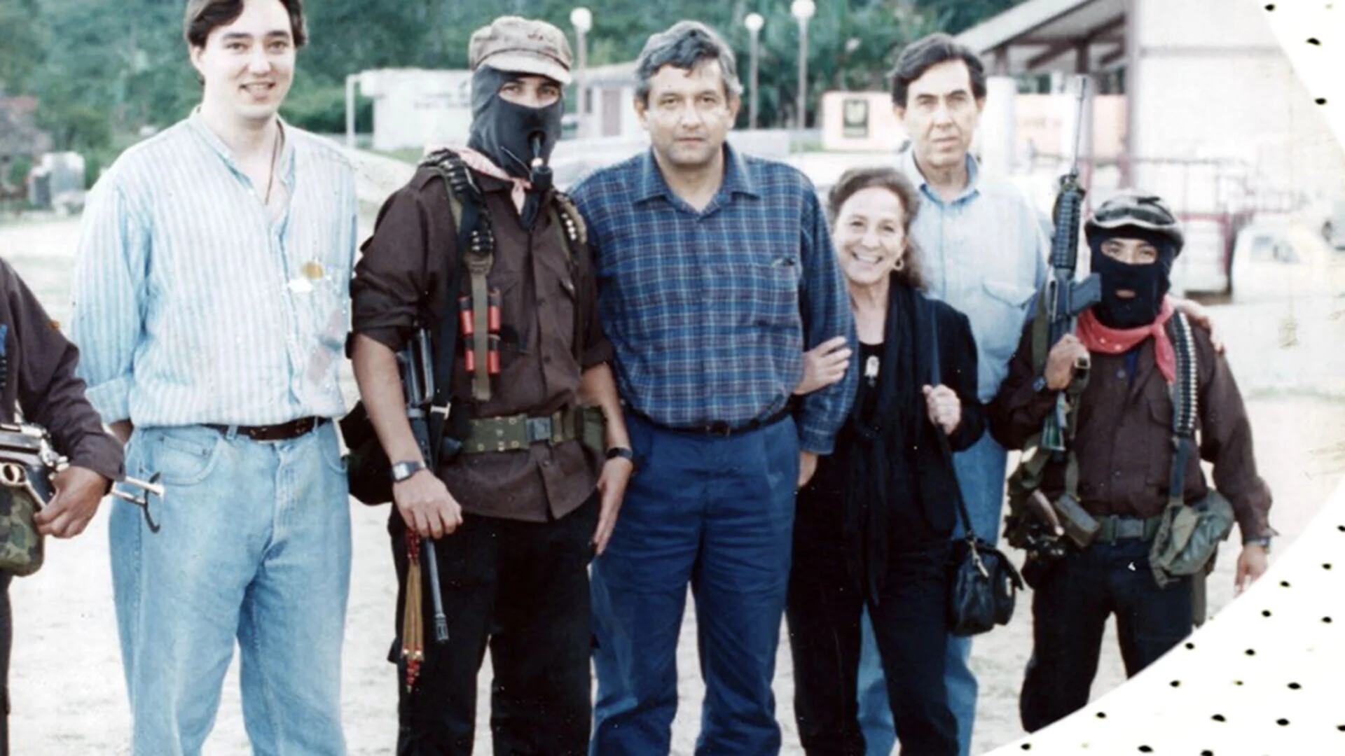 Esta fotografía fue tomada en 1994 en Chiapas, y en ella aparecen Cuauhtémoc Cárdenas hijo, el subcomandante Marcos, Andrés Manuel López Obrador, la activista Rosario Robles, Cuauhtémoc Cárdenas y el comandante Tacho.
