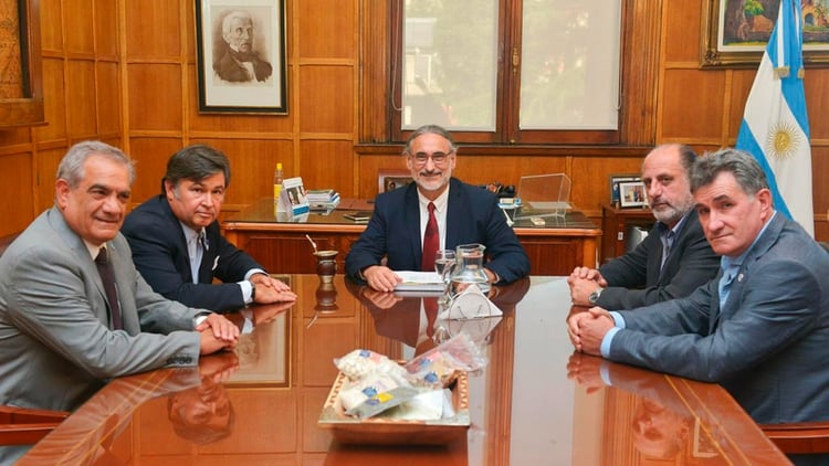 El ministro Luis Basterra y los representantes de la Mesa de Enlace en la reunión de la semana pasada 
