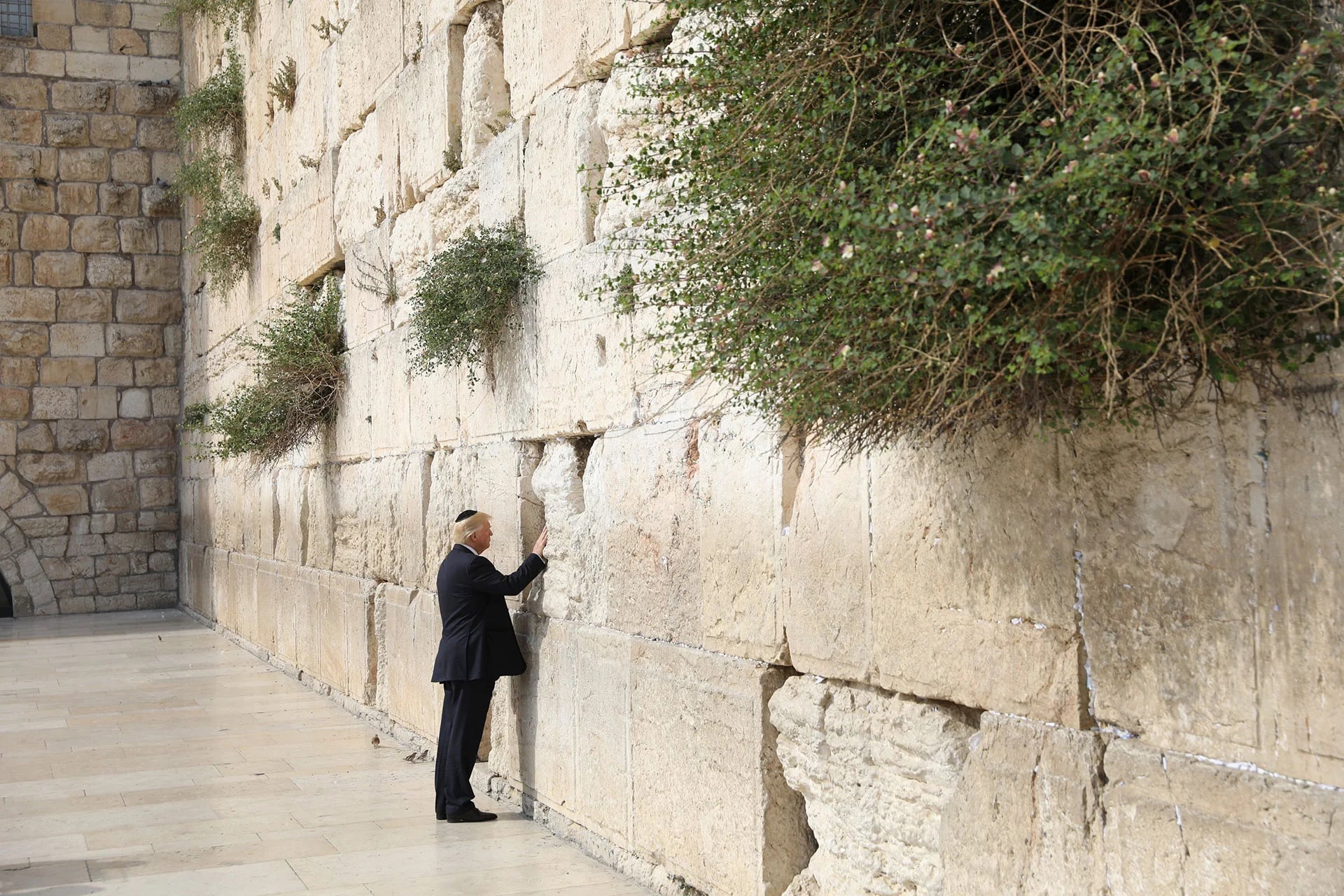 El Muro de los Lamentos, ubicado en la Ciudad Vieja de Jerusalén, es uno de los sitios más sagrados del judaísmo