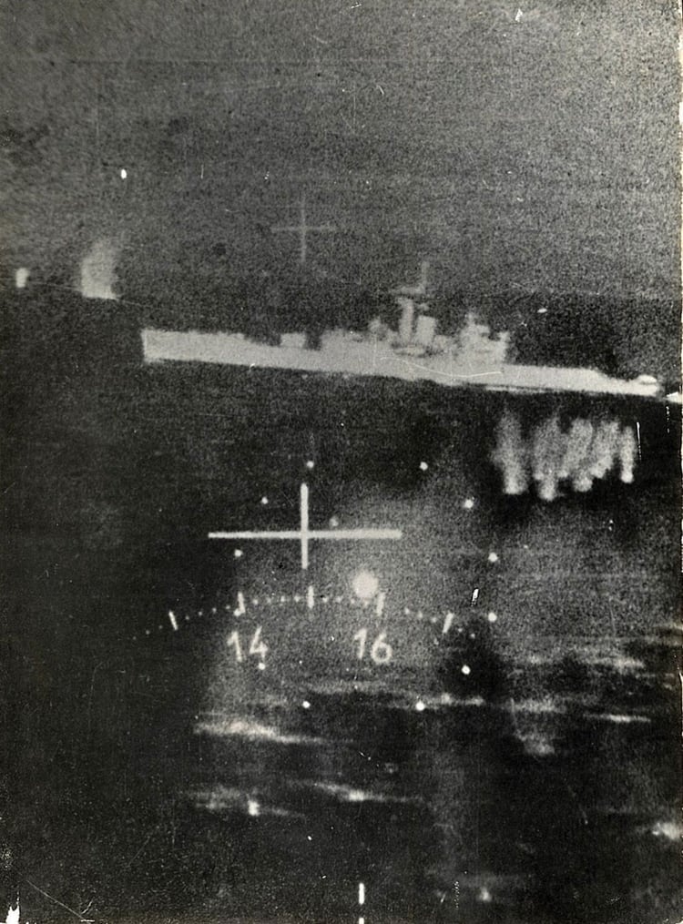 Las imágenes registradas por la cámara del M5 Dagger del líder de escuadrilla, Horacio Mir González, en el preciso momento del ataque a la fragata inglesa. A la izquierda se ven los misiles que lanza el buque para derribar a los pilotos.