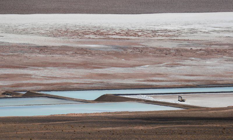 Vista aérea del Salar del Rincón, en Salta, de donde se extrae litio a partir de salmueras 
REUTERS/Agustin Marcarian
