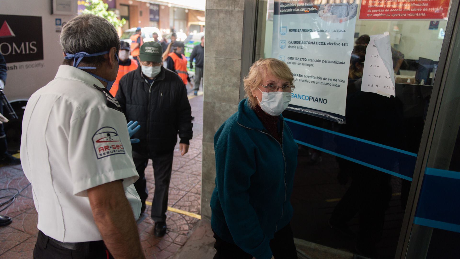 El beneficio alcanza a jubilados y pensionados (Adrián Escándar)