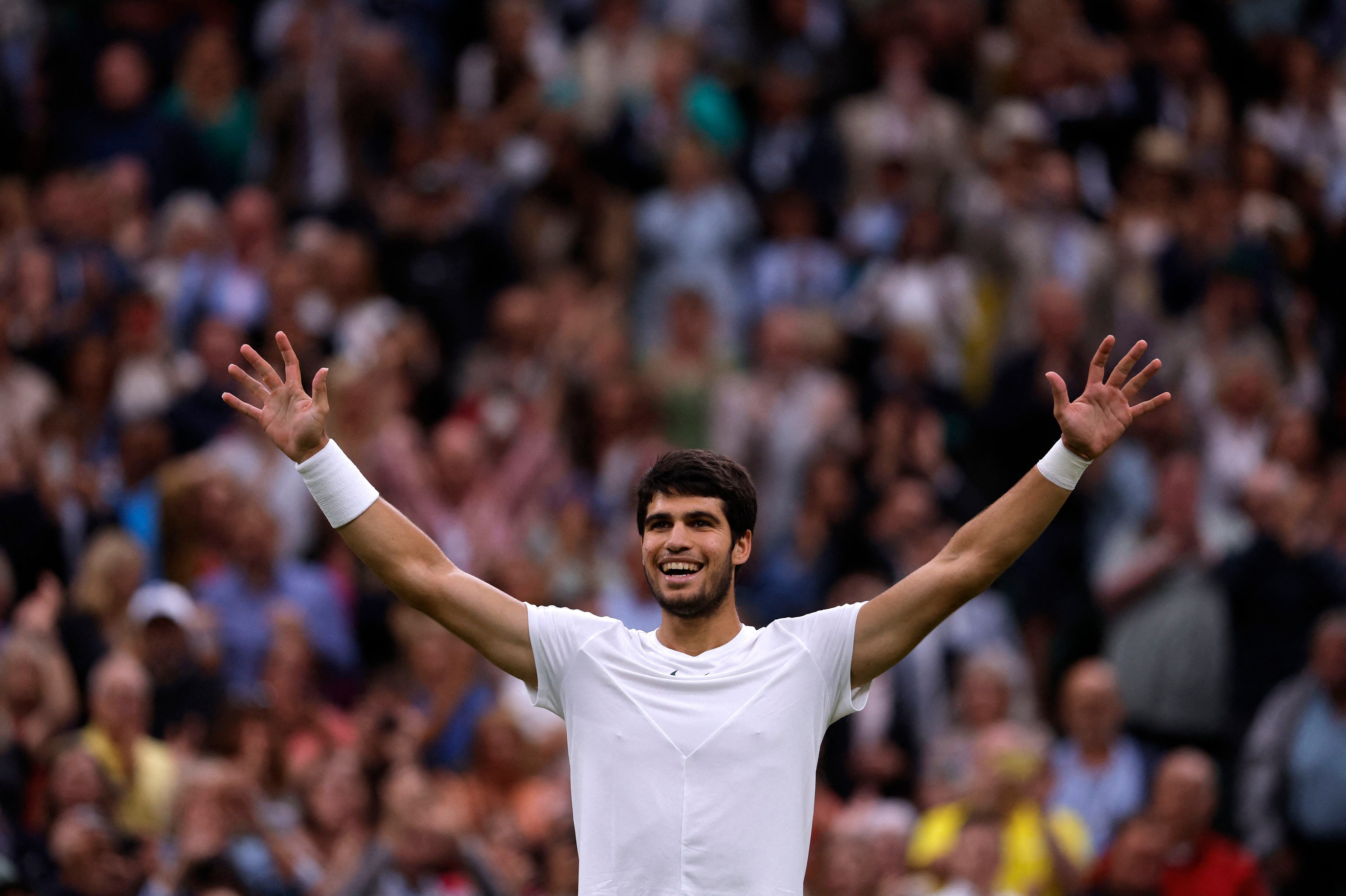 Alcaraz celebra su pase a la final de Wimbledon (REUTERS).
