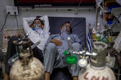 Pacientes de COVID-19 reciben tratamiento en la sala de bajas del hospital Lok Nayak Jai Prakash (LNJP), en medio de la propagación de la enfermedad en Nueva Delhi, India 15 de abril de 2021 (REUTERS/Danish Siddiqui/File Photo)