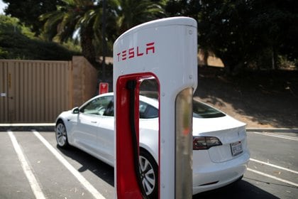 Un Tesla en una estación de carga. Foto: REUTERS/Lucy Nicholson