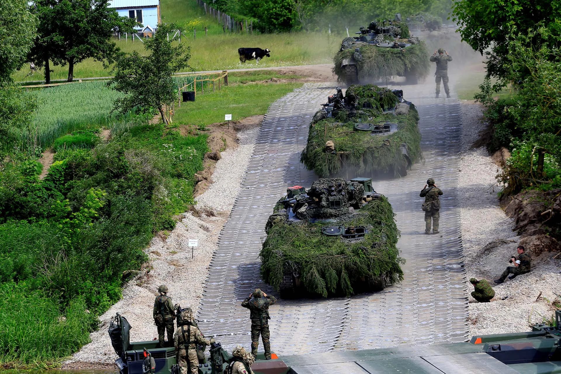 Tanques leopardos del ejército alemán cruzan el río Neris durante el ejercicio militar “Lobo de acero” en Stasenai, Lituania