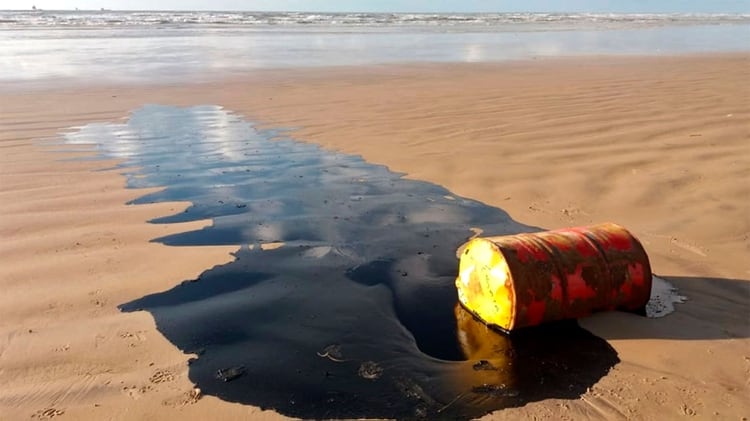 Un barril de petróleo derramado en una playa en el municipio de Barra dos Coqueiros, estado de Sergipe (AFP)