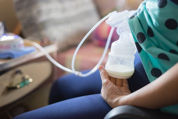 Las donantes pueden acudir a una institución de salud a que le realicen la extracción o realizarlo por su cuenta y guardar la leche congelada en la heladera hasta que dentro de los quince días siguientes lo recoja un responsable del banco (Getty Images)