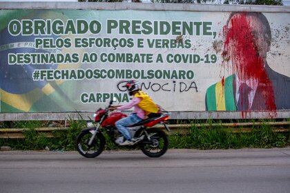 Pintas contra Jair Bolsonaro (AFP)