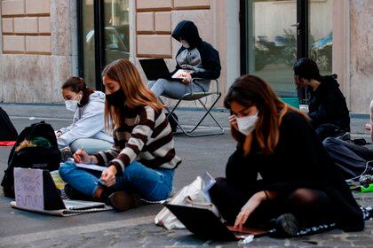 Manifestación estudiantil en Roma contra el cierre de escuelas.  EFE / EPA / Giuseppe Lami