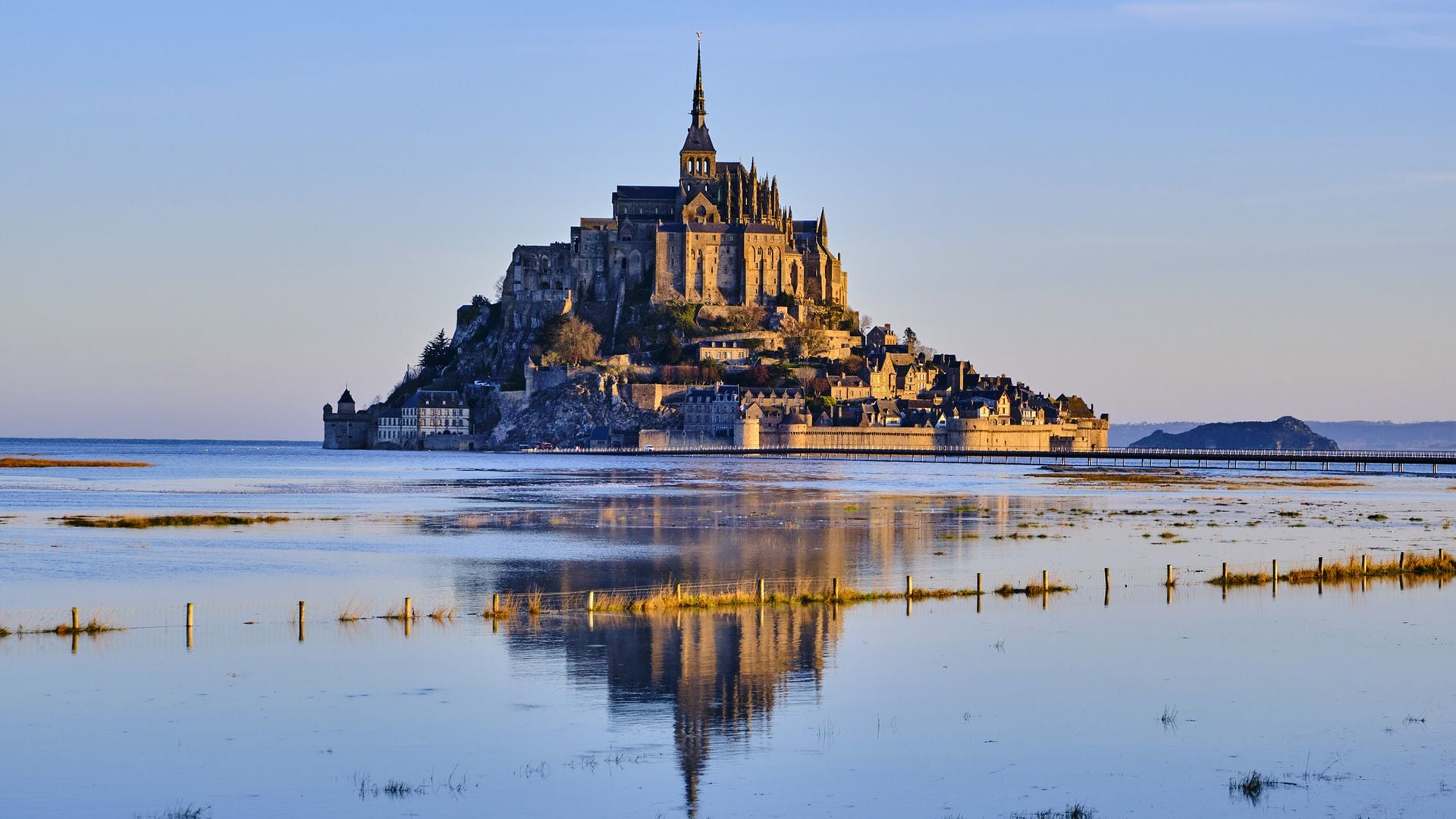 A la abadía de Mont Saint-Michel puede accederse caminando cuando la marea baja (Getty)