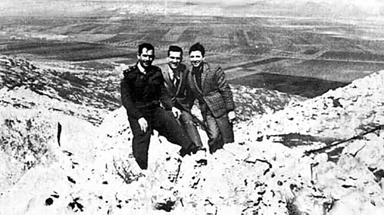 Cohen, junto a dos amigos del ejército sirio.